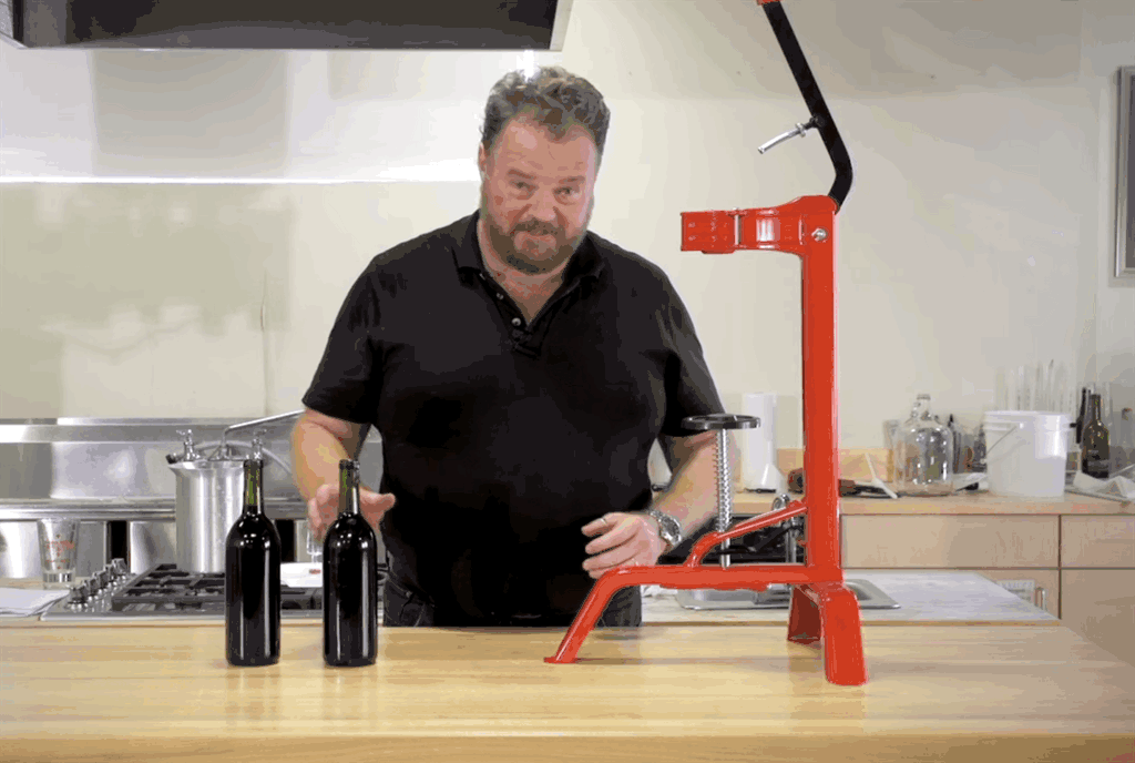 les bouchons de vin peuvent tre insrs  l'aide d'une machine portative pour micro-entreprises