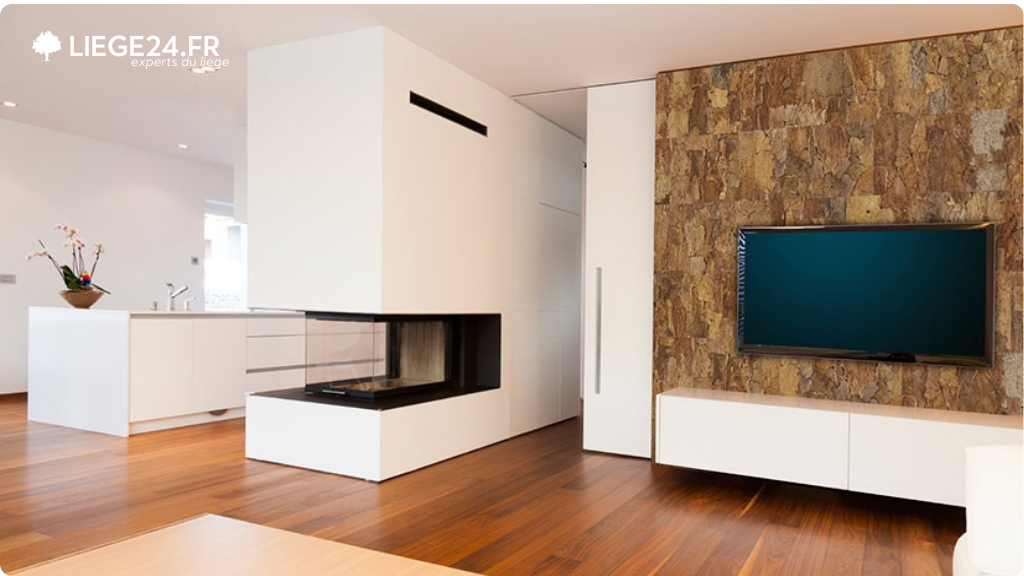 Salon moderne avec lot blanc, sol en bois fonc, cuisine minimaliste, mur et panneaux en lige avec TV.