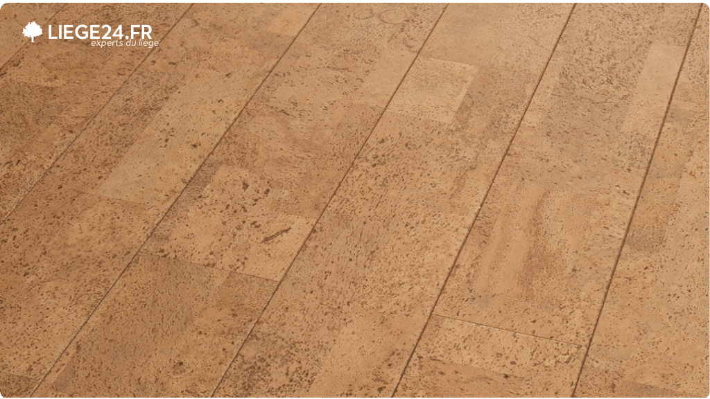 Gros plan sur un revtement de sol en lige brun clair. Les dalles sont disposes de manire uniforme, rvlant des variations naturelles de texture et de couleur, caractristiques du lige.