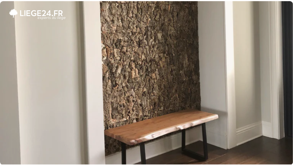 Un coin tranquille d'un intrieur lgant avec un banc en bois naturel devant un panneau mural textur qui imite l'corce d'arbre, offrant une touche de srnit et de simplicit rustique.