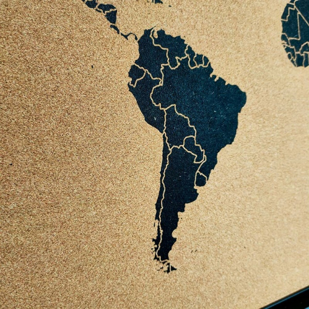 Tablero de corcho 60x90cm con impresión blanca de mapa del mundo