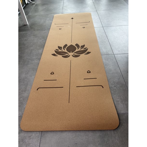 Kurken yogamat 61x183cm met een lotusbloempatroonprint